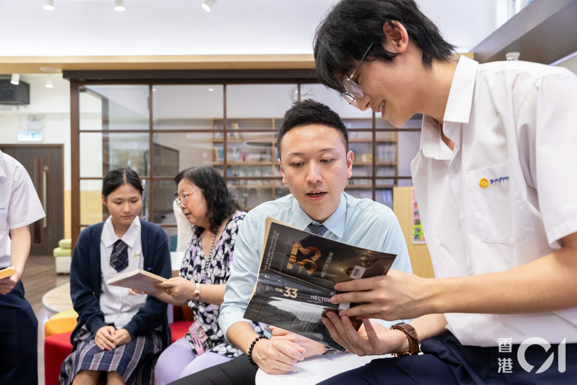 中文科主任梁皓堯老師(右二)指學生對中文科興趣漸增,被他們的學習熱誠感動。 (夏家朗攝)