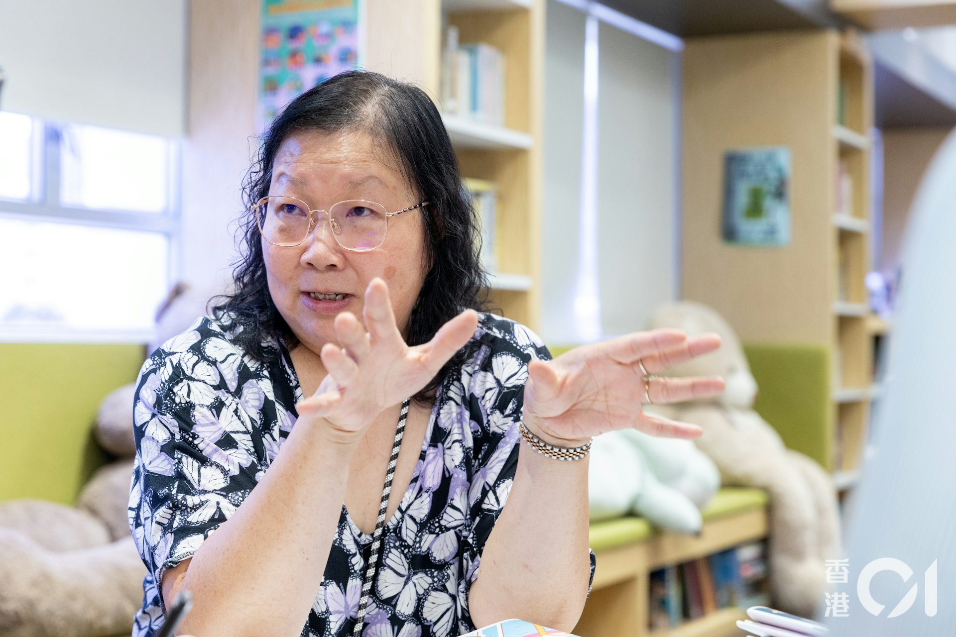 中文科顧問呂劉瑞珍會每週分析學生的學習進度,以便快速做出教學調整。 (夏家朗攝影)